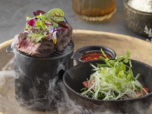 Das moderne thailändische Tapas-Konzept des Sa-Nga Restaurants im Centara Reserve Samui auf Koh Samui umfasst moderne Interpretationen der klassischen Landesküche Das moderne thailändische Tapas-Konzept des Sa-Nga Restaurants im Centara Reserve Samui auf Koh Samui umfasst moderne Interpretationen der klassischen Landesküche