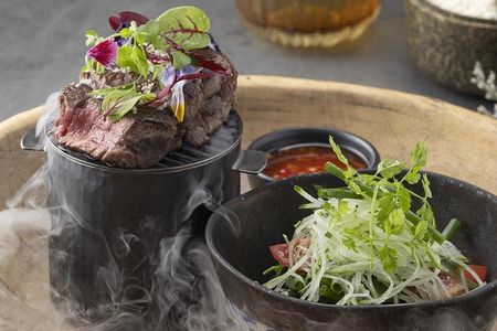 Das moderne thailändische Tapas-Konzept des Sa-Nga Restaurants im Centara Reserve Samui auf Koh Samui umfasst moderne Interpretationen der klassischen Landesküche