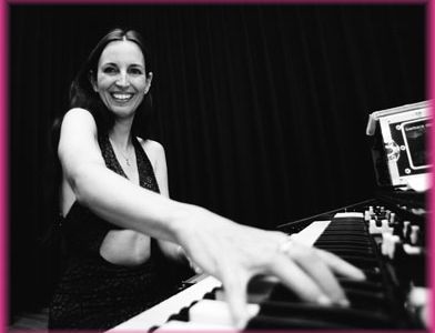 Barbara Dennerlein,James Morrison, John McLaughlin, Richard Gaillano, Chris Barber, Joscho Stephan, Klazz Brothers und David Orlowsky kann man aus nächster Nähe belauschen, ja sogar meist direkt ‚auf die Finger sehen‘ - ein einmalig intensives Konzerterlebnis.