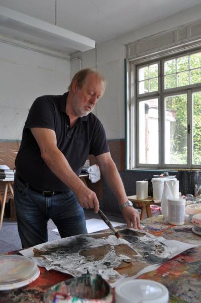 Der Kuenstler Cornelius Richter bei der Arbeit