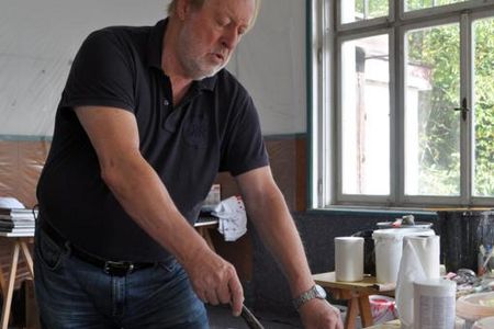 Der Kuenstler Cornelius Richter bei der Arbeit