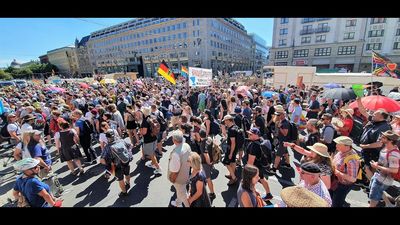 Anscheinend haben die Politiker regelrecht Panik vor dem Ansturm der Demonstranten