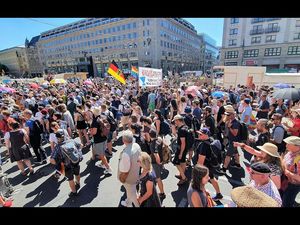 Anscheinend haben die Politiker regelrecht Panik vor dem Ansturm der Demonstranten Anscheinend haben die Politiker regelrecht Panik vor dem Ansturm der Demonstranten