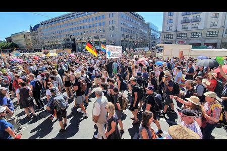 Anscheinend haben die Politiker regelrecht Panik vor dem Ansturm der Demonstranten