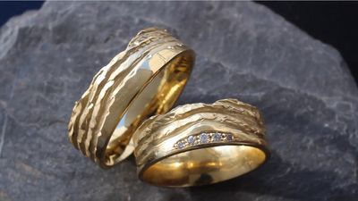 Vielen Leuten ist inzwischen bewusst, dass sie sich für ihre Hochzeit keine Eheringe aus Gold oder für Spritztouren keinen neuen Audi leisten können