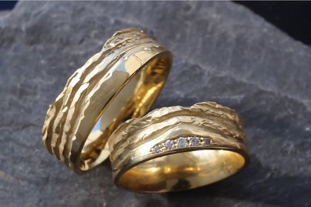 Vielen Leuten ist inzwischen bewusst, dass sie sich für ihre Hochzeit keine Eheringe aus Gold oder für Spritztouren keinen neuen Audi leisten können