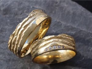 Vielen Leuten ist inzwischen bewusst, dass sie sich für ihre Hochzeit keine Eheringe aus Gold oder für Spritztouren keinen neuen Audi leisten können Vielen Leuten ist inzwischen bewusst, dass sie sich für ihre Hochzeit keine Eheringe aus Gold oder für Spritztouren keinen neuen Audi leisten können