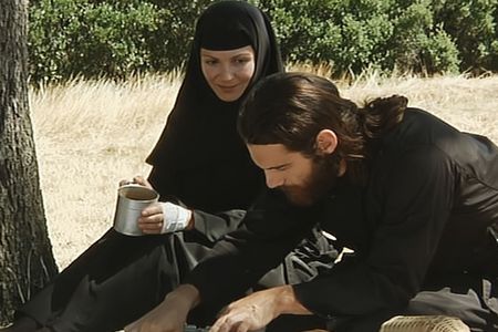 Film Meteora Nonne und Moench auf einer Wiese
