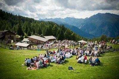 Im Rahmen des alljaehrlichen Gourmet-Open-Airs The Unplugged Taste auf der Gompm Alm oberhalb von Schenna in Suedtirol wird nicht nur unter freiem Himmel gegessen, sondern auch gekocht