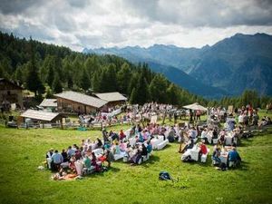Im Rahmen des alljaehrlichen Gourmet-Open-Airs The Unplugged Taste auf der Gompm Alm oberhalb von Schenna in Suedtirol wird nicht nur unter freiem Himmel gegessen, sondern auch gekocht