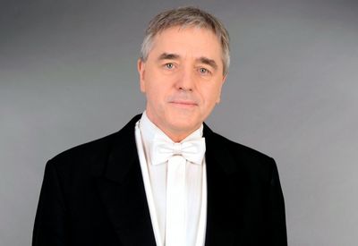 Dirigent Howard Arman gitb Konzert in Wuppertal