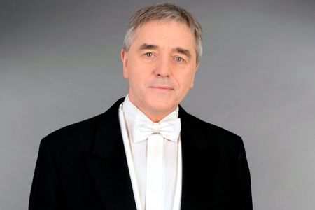 Dirigent Howard Arman gitb Konzert in Wuppertal