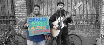 Berlin Street Music 4 Refugees Chanell Green und Idriss