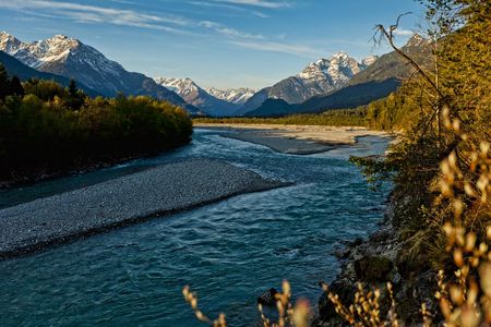 Die Naturschoenheit des Wildflusses Lech im Herbst genießen,  das Tiroler Lechtal verlaengert 2020 seine Saison
