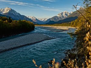 Die Naturschoenheit des Wildflusses Lech im Herbst genießen, das Tiroler Lechtal verlaengert 2020 seine Saison Die Naturschoenheit des Wildflusses Lech im Herbst genießen, das Tiroler Lechtal verlaengert 2020 seine Saison