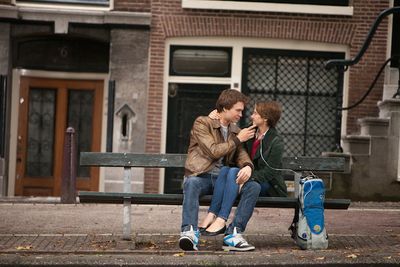 Film Das Schicksal Ist Ein Mieser Verraeter Paar auf Bank Film Das Schicksal Ist Ein Mieser Verraeter Paar auf Bank