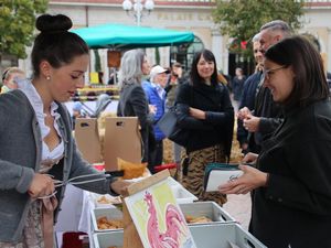 Beim ersten FarmFood Festival im Kurhaus von Meran naschen sich Feinschmecker durch die bäuerlichen Köstlichkeiten des Südtiroler Qualitätssiegels „Roter Hahn“ – präsentiert von ihren landwirtschaftlichen Produzenten Beim ersten FarmFood Festival im Kurhaus von Meran naschen sich Feinschmecker durch die bäuerlichen Köstlichkeiten des Südtiroler Qualitätssiegels „Roter Hahn“ – präsentiert von ihren landwirtschaftlichen Produzenten