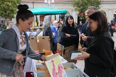 Beim ersten FarmFood Festival im Kurhaus von Meran naschen sich Feinschmecker durch die bäuerlichen Köstlichkeiten des Südtiroler Qualitätssiegels „Roter Hahn“ – präsentiert von ihren landwirtschaftlichen Produzenten
