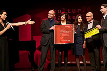 Axel Biermann, Stefanie Reichart, Müjde Kalayci, Hans Guenter Golinski, Pedro Munoz nehmen den Preis entgegen.