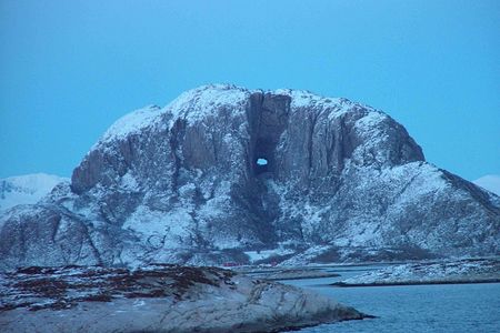 Vielleicht beeinflusst die Natur die Norwegischen Literaten und Autoren Der Berg Torghatten im Winter