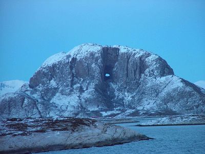 Vielleicht beeinflusst die Natur die Norwegischen Literaten und Autoren Der Berg Torghatten im Winter