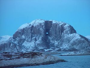 Vielleicht beeinflusst die Natur die Norwegischen Literaten und Autoren Der Berg Torghatten im Winter Vielleicht beeinflusst die Natur die Norwegischen Literaten und Autoren Der Berg Torghatten im Winter