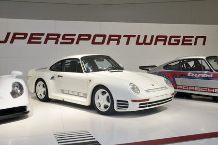 Die beeindruckende Vielzahl seiner Innovationen und Technologien laesst den 959 als Meilenstein in die Automobilgeschichte eingehen.