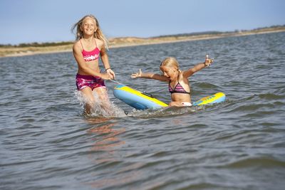 Reisen Familienurlaub auf Foehr Badende Kinder
