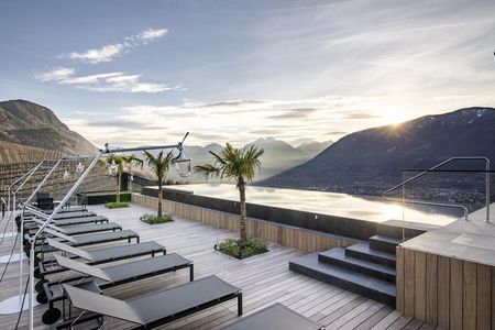 Von der Dachterrasse des Apartment 7 in Schenna schauen Gaeste auf die Gipfel der Suedtiroler Bergwelt