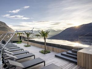 Von der Dachterrasse des Apartment 7 in Schenna schauen Gaeste auf die Gipfel der Suedtiroler Bergwelt