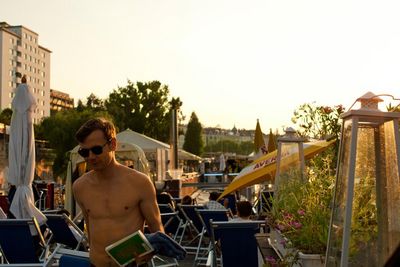 Das Pooldeck des Badeschiffs Wien ist ideal fuer Sonnenanbeter