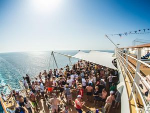 Das groeßte, schwimmende Club-Hotel auf Ibiza mit bis zu 3.000 Betten sticht im August in See Das groeßte, schwimmende Club-Hotel auf Ibiza mit bis zu 3.000 Betten sticht im August in See