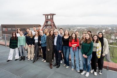 Reinhold Messner und seine Ehefrau Diane Messner mit Schülerinnen und Schülern