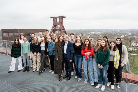 Reinhold Messner und seine Ehefrau Diane Messner mit Schülerinnen und Schülern