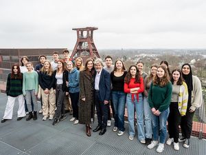 Reinhold Messner und seine Ehefrau Diane Messner mit Schülerinnen und Schülern Reinhold Messner und seine Ehefrau Diane Messner mit Schülerinnen und Schülern