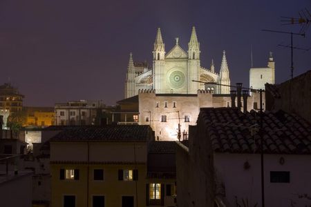 Exklusiver Blick von der Dachterrasse des Hotel TRES auf die Kathedrale La Seu in Palma de Mallorca
