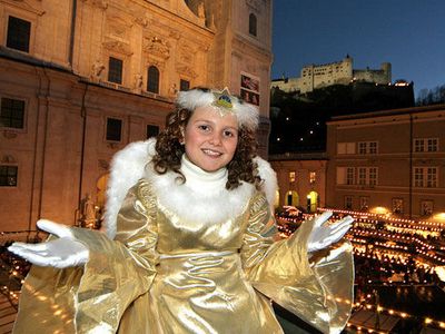 Salzburger Christkindlmarkt, Der wunderschöne Domplatz, die alten überlieferten Budenformen mit dem Sternenhimmel und die Qualität des reichhaltigen Angebots verzaubern alljährlich die Besucher.