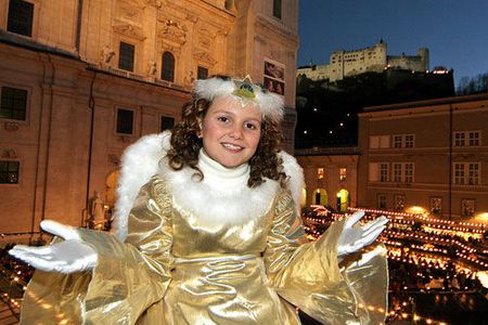 Salzburger Christkindlmarkt, Der wunderschöne Domplatz, die alten überlieferten Budenformen mit dem Sternenhimmel und die Qualität des reichhaltigen Angebots verzaubern alljährlich die Besucher.