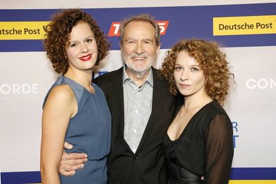Regisseur Edgar Reitz mit den Hauptdarstellerinnen Antonia Bill  und Philine Lembeck.