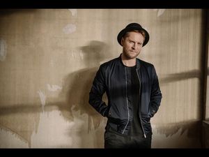 Johannes Oerding wird im neuen Video zu Ungeschminkt zur Frau Johannes Oerding wird im neuen Video zu Ungeschminkt zur Frau