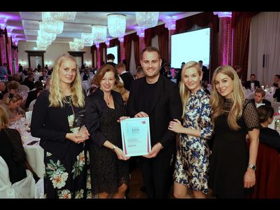 Theresa Buschmann, Antje Schlotter, Standortleiterin PwC Düsseldorf, Constantin Buschmann, seine Ehefrau Sarah Buschmann, Susanne Buschmann