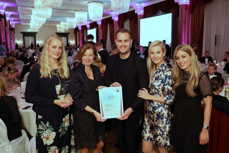Theresa Buschmann, Antje Schlotter, Standortleiterin PwC Düsseldorf, Constantin Buschmann, seine Ehefrau Sarah Buschmann, Susanne Buschmann