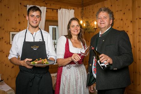 Ueber 15 Punkte und drei Hauben im Gault&Millau 2021 freuen sich Kuechenchef Florian Obwegeser und die Geschäftsfuehrer des Tiroler Hotel Post Steeg, Martina und Norbert Obwegeser