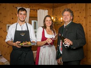 Ueber 15 Punkte und drei Hauben im Gault&Millau 2021 freuen sich Kuechenchef Florian Obwegeser und die Geschäftsfuehrer des Tiroler Hotel Post Steeg, Martina und Norbert Obwegeser