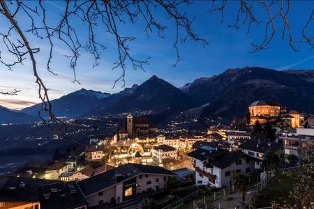 Die Suedtiroler Gemeinde Schenna bietet viele panoramareiche Moeglichkeiten, Silvester gebuehrend zu feiern