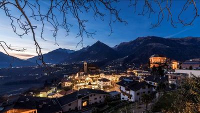 Die Suedtiroler Gemeinde Schenna bietet viele panoramareiche Moeglichkeiten, Silvester gebuehrend zu feiern
