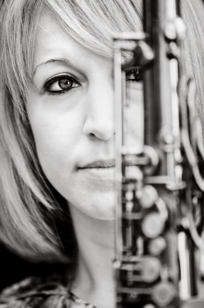 Stephanie Lottermoser ist eine Muenchner Jazz-Saxophonistin