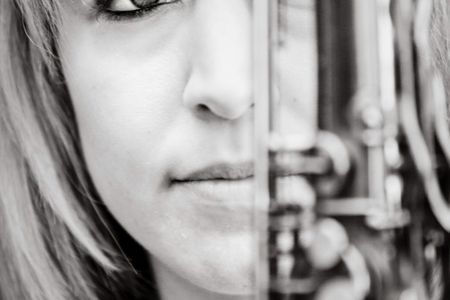 Stephanie Lottermoser ist eine Muenchner Jazz-Saxophonistin
