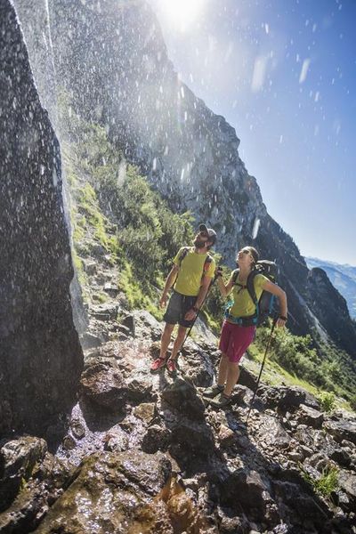 Eine willkommene Abkuehlung auf der Tour zur Kaiser-Hochalm ist an heißen Tagen der Schleier-Wasserfall, ein Paradies für Kletterer in der Bergwelt Wilder Kaiser in Oesterreich