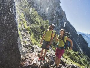 Eine willkommene Abkuehlung auf der Tour zur Kaiser-Hochalm ist an heißen Tagen der Schleier-Wasserfall, ein Paradies für Kletterer in der Bergwelt Wilder Kaiser in Oesterreich Eine willkommene Abkuehlung auf der Tour zur Kaiser-Hochalm ist an heißen Tagen der Schleier-Wasserfall, ein Paradies für Kletterer in der Bergwelt Wilder Kaiser in Oesterreich